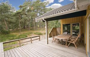 Vester SømarkenにあるLovely Home In Nex With Saunaの木製デッキ(テーブル、椅子付)