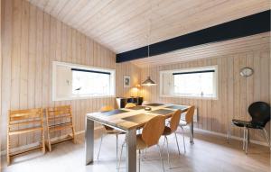 Vester SømarkenにあるLovely Home In Nex With Saunaのダイニングルーム(テーブル、椅子付)