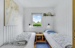 En eller flere senge i et værelse på Gorgeous Home In Tranekr With Kitchen