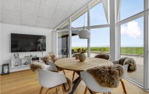 DiernæsにあるStunning Home In Haderslev With Wifiのダイニングルーム(木製テーブル、白い椅子付)