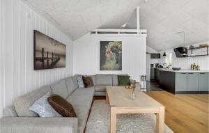 uma sala de estar com um sofá e uma mesa em Stunning Home In Haderslev With Wifi em Diernæs