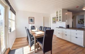 uma cozinha e sala de jantar com mesa e cadeiras em Nice Home In Frrup With Kitchen em Frørup