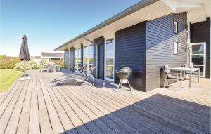 オテルプにあるStunning Home In Otterup With 4 Bedrooms, Sauna And Wifiの木製デッキ(グリル付)