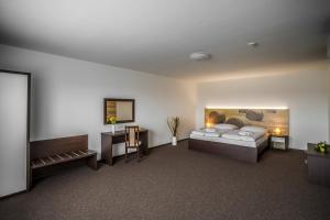 Postel nebo postele na pokoji v ubytování Hotel Na Farmě Choťovice