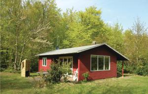 uma cabine vermelha no meio de um campo em Pari em Rønne