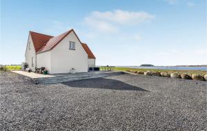 Casa blanca con techo rojo en la playa en Stunning Home In Lundby With Kitchen, en Lundby