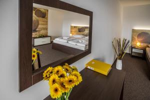 Postel nebo postele na pokoji v ubytování Hotel Na Farmě Choťovice