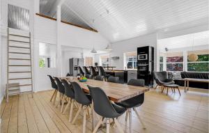 TV a/nebo společenská místnost v ubytování Holiday Home Marielyst Strandpark V + 18 fotografií