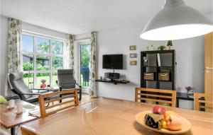 Stunning Home In Ribe With Wifi في ريبي: غرفة معيشة مع طاولة مع وعاء من الفواكه عليها
