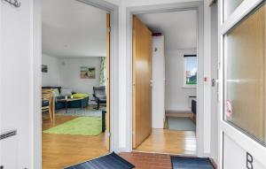 korytarz z drzwiami prowadzącymi do salonu w obiekcie Stunning Home In Ribe With Wifi w mieście Ribe