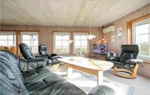 AlsにあるStunning Home In Hadsund With 4 Bedrooms, Sauna And Wifiのリビングルーム(革張りの椅子、テーブル付)