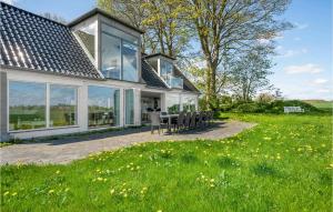 Κήπος έξω από το Cozy Home In Store Heddinge With Wifi