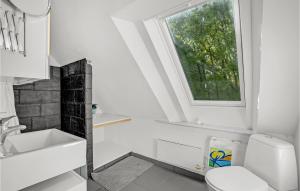 Ένα μπάνιο στο Cozy Home In Store Heddinge With Wifi