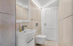 Ένα μπάνιο στο Cozy Home In Store Heddinge With Wifi