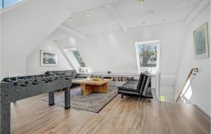 Χώρος καθιστικού στο Cozy Home In Store Heddinge With Wifi