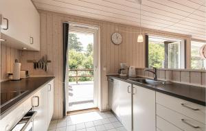 Dapur atau dapur kecil di Three-Bedroom Holiday Home In Aakirkeby