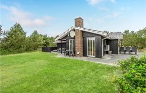 BjerregårdにあるCozy Home In Hvide Sande With Kitchenの芝生の小屋