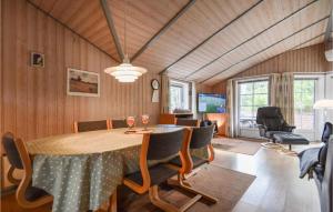 uma sala de jantar com mesa e cadeiras em Amazing Home In Rm With Sauna em Rømø Kirkeby