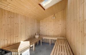 Una sauna de madera con dos bancos y una claraboya. en Cozy Home In Hvide Sande With Sauna, en Bjerregård 23 fotos más