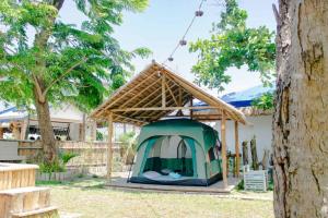 una tenda in un cortile con un albero di LaSersita Casitas and Water Spa Beach Resort by Cocotel 
