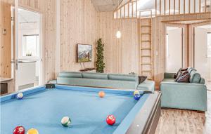 sala de estar con mesa de billar en Nice Home In Bogense With Sauna, en Skåstrup
