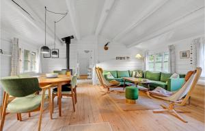 un soggiorno con un divano verde e un tavolo di 3 Bedroom Lovely Home In Rømø a Mølby