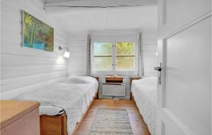 una camera da letto con due letti e una finestra di 3 Bedroom Lovely Home In Rømø a Mølby Altre 21 foto