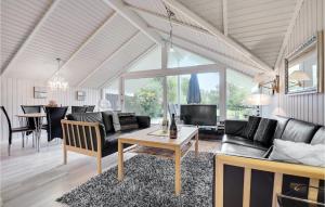 uma sala de estar com mobiliário preto e uma mesa em 3 Bedroom Stunning Home In Grlev em Gørlev