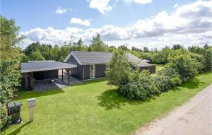 una imagen de una casa con un patio en Lovely Home In Grenaa With Kitchen, en Grenå