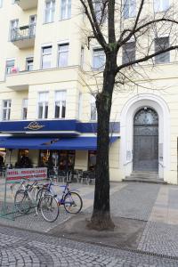 duas bicicletas estacionadas em frente a um edifício em Pension Classic em Berlim