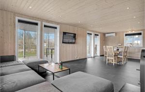 Et sittehjørne på Gorgeous Home In Skjern With Kitchen