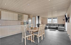 Posezení v ubytování Gorgeous Home In Skjern With Kitchen