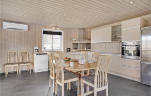 Kuchyň nebo kuchyňský kout v ubytování Gorgeous Home In Skjern With Kitchen