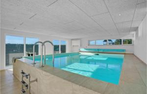 エーベルトフトにあるBeautiful Home In Ebeltoft With Sauna, Wifi And Indoor Swimming Poolの屋内スイミングプール(青い水)