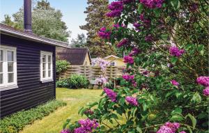 ボアディングボーにあるAmazing Home In Vordingborg With 2 Bedrooms And Wifiの紫の花の庭園