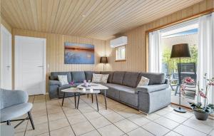 een woonkamer met een bank en een tafel bij Amazing Home In Vggerlse With Wifi in Bøtø By