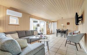 een woonkamer met een bank en een tafel bij Amazing Home In Vggerlse With Wifi in Bøtø By