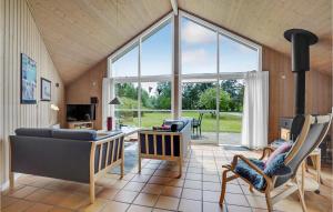 KongsmarkにあるStunning Home In Rm With 3 Bedrooms, Sauna And Wifiのリビングルーム(ソファ、大きな窓付)