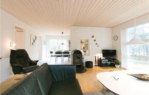 sala de estar con sofá y mesa en Fyrrebakken, en Spidsegård