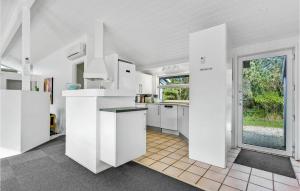 ブラーバンドにあるBeautiful Home In Blvand With 4 Bedrooms, Sauna And Wifiの白い家電製品付きのキッチン、大きな窓