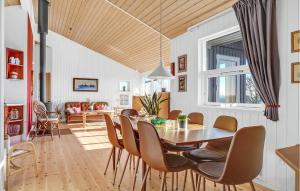 Posezení v ubytování Nice Home In Rønde With House Sea View