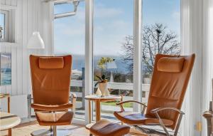 Posezení v ubytování Nice Home In Rønde With House Sea View