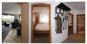 Blick auf ein Schlafzimmer mit einem Bett und einen Flur in der Unterkunft Haus Irmhild in Willingen + 6 Fotos