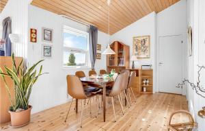Fotografie z fotogalerie ubytování Nice Home In Rønde With House Sea View v destinaci Rønde