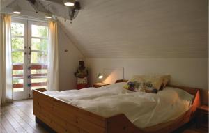 1 dormitorio con 1 cama grande con sábanas blancas en 2 Bedroom Awesome Home In Gilleleje, en Gilleleje