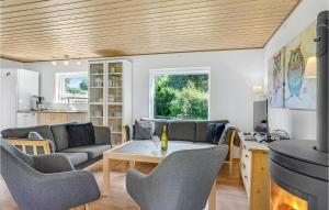 Posezení v ubytování Three-Bedroom Holiday Home In Jagerspris