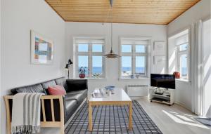 ein Wohnzimmer mit Sofa und Tisch in der Unterkunft Apartment Strandpromenaden Allinge X in Allinge