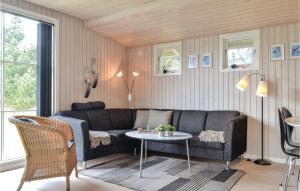 Bjerregårdにある3 Bedroom Nice Home In Hvide Sandeのリビングルーム(ソファ、テーブル付)
