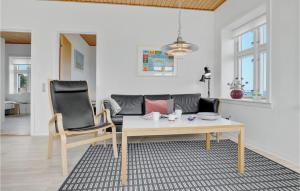 ein Wohnzimmer mit einem Tisch und einem Sofa in der Unterkunft Apartment Strandpromenaden Allinge X in Allinge