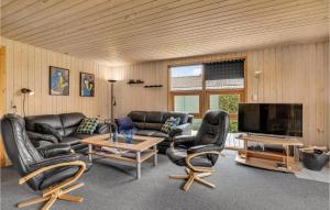 Sønder BjertにあるAmazing Home In Bjert With 3 Bedrooms And Wifiのリビングルーム(革製家具、薄型テレビ付)